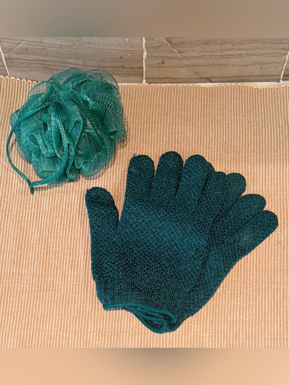⁠Vintage Bath & Body Works Green  
Exfoliating Bath Gloves & Mesh Pouf Set